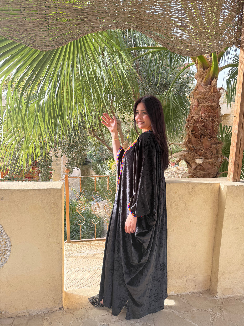 قفطان قطيفة أسود كلاسيكي بتطريز بوهيمي