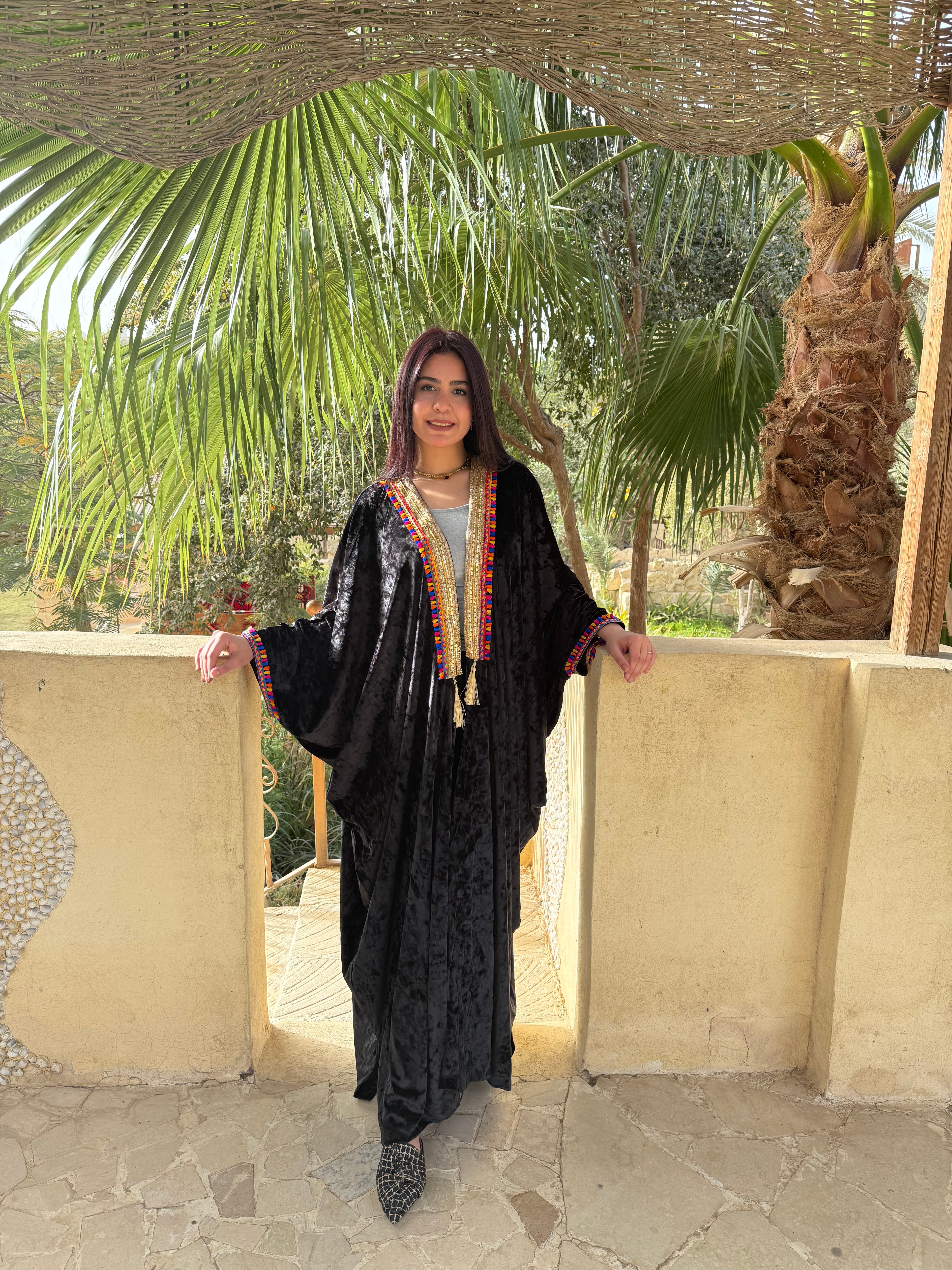 قفطان قطيفة أسود كلاسيكي بتطريز بوهيمي