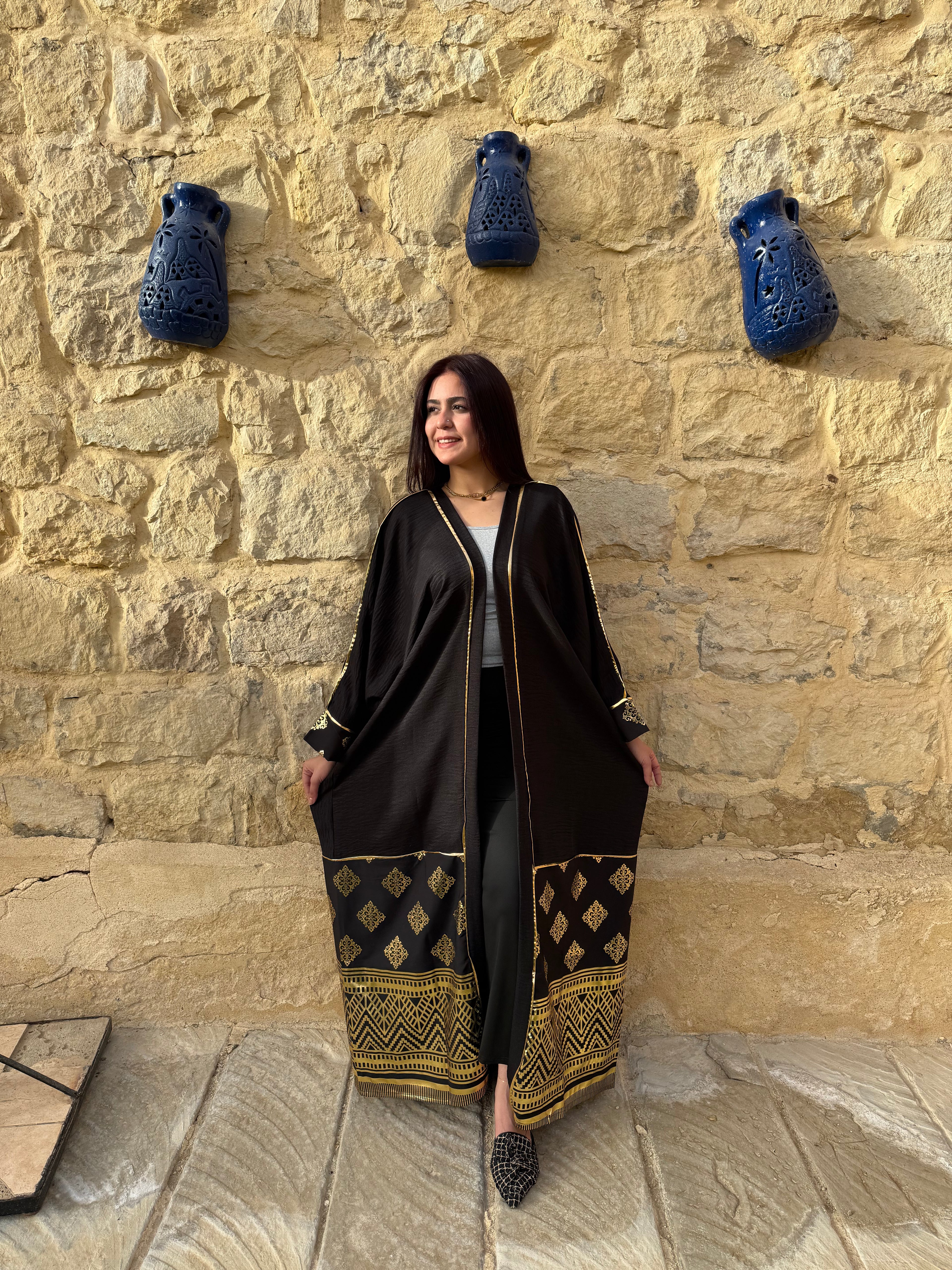 عباية "تراث" من الكتان الأسود بنقوش ذهبية