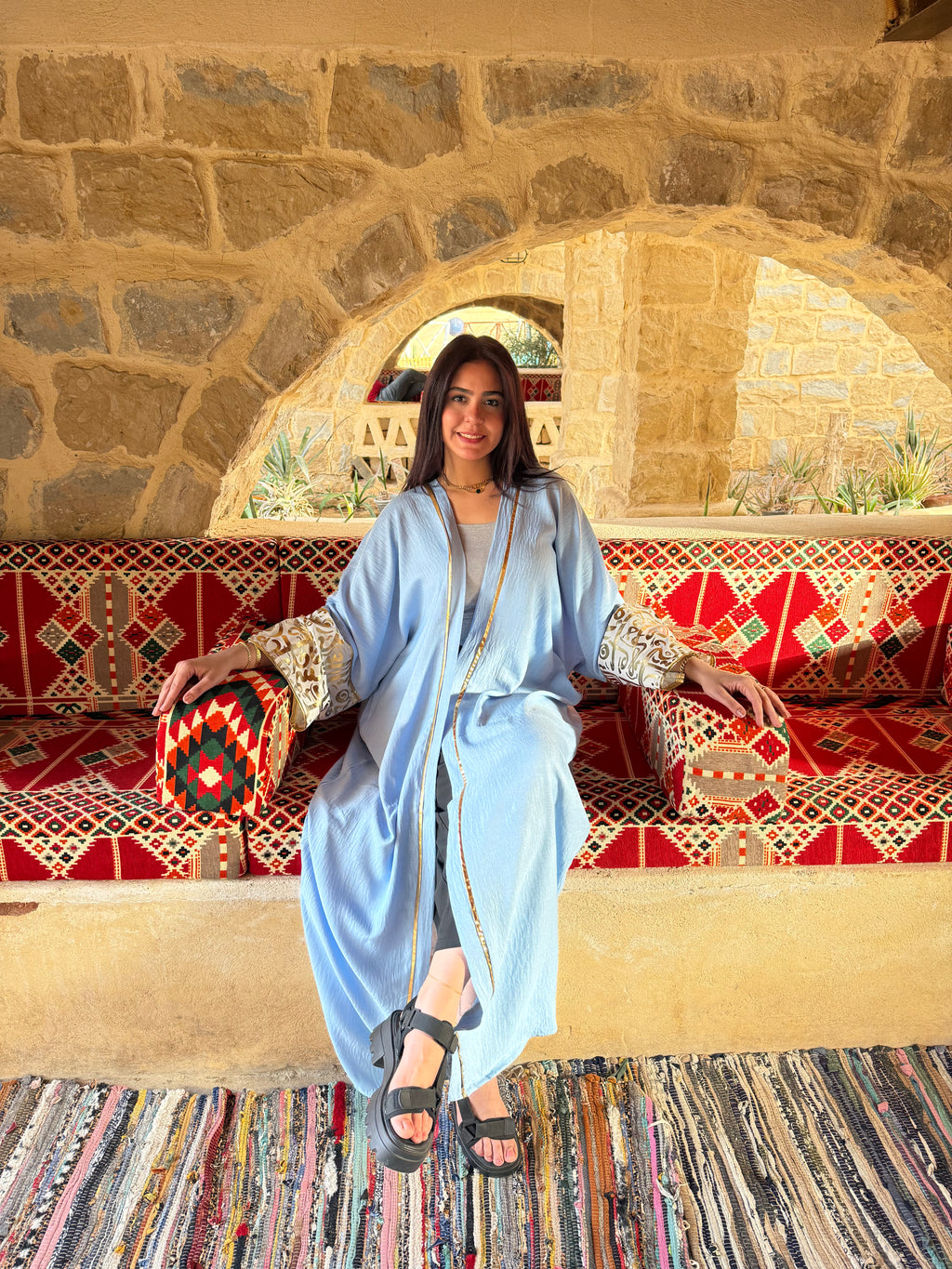 عباية "سماء" المفتوحة باللون الأزرق السماوي مع نقوش الخط العربي