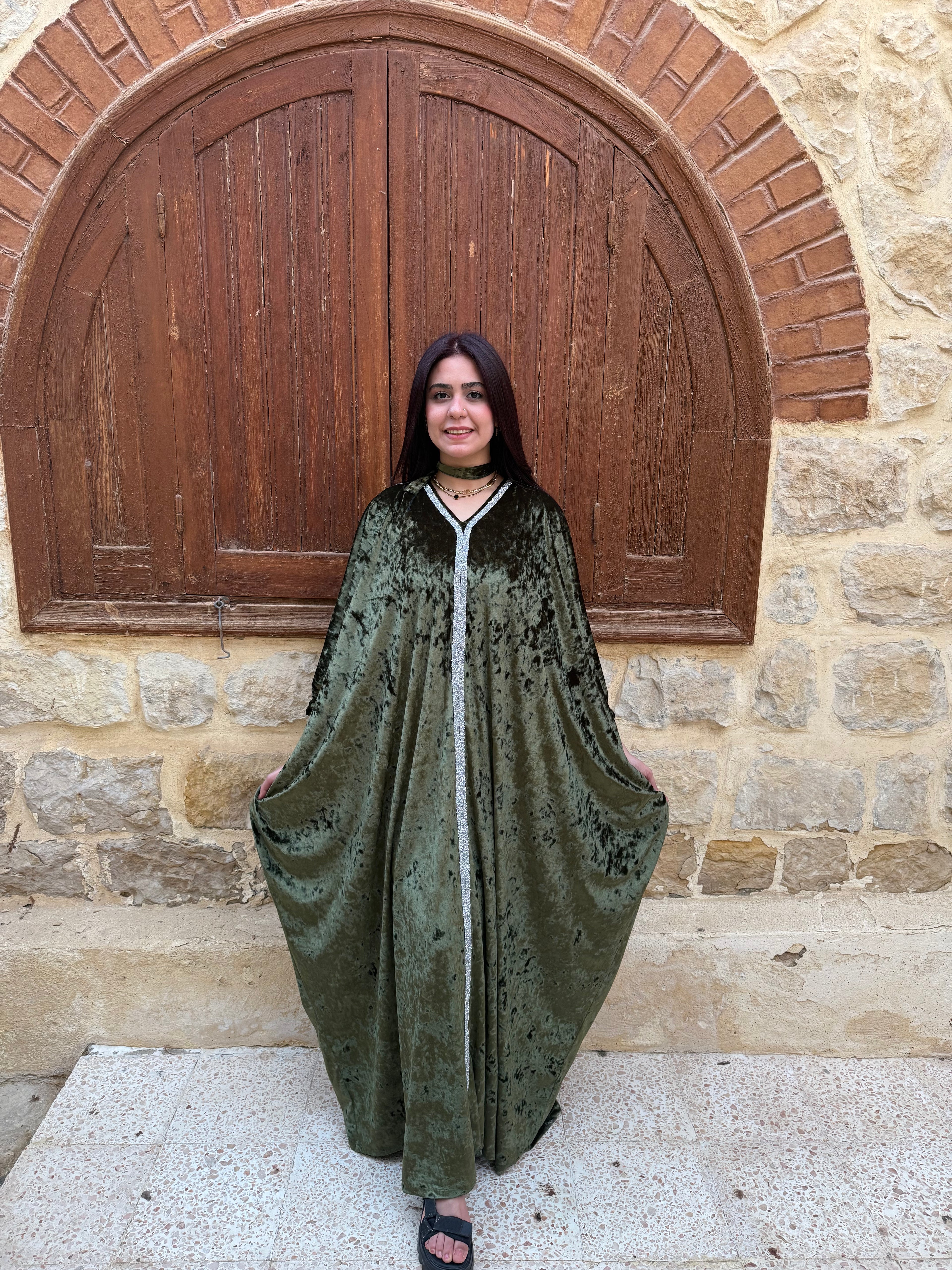 قفطان مخملي مجعد باللون الأخضر الزيتوني مع تطريز فضي