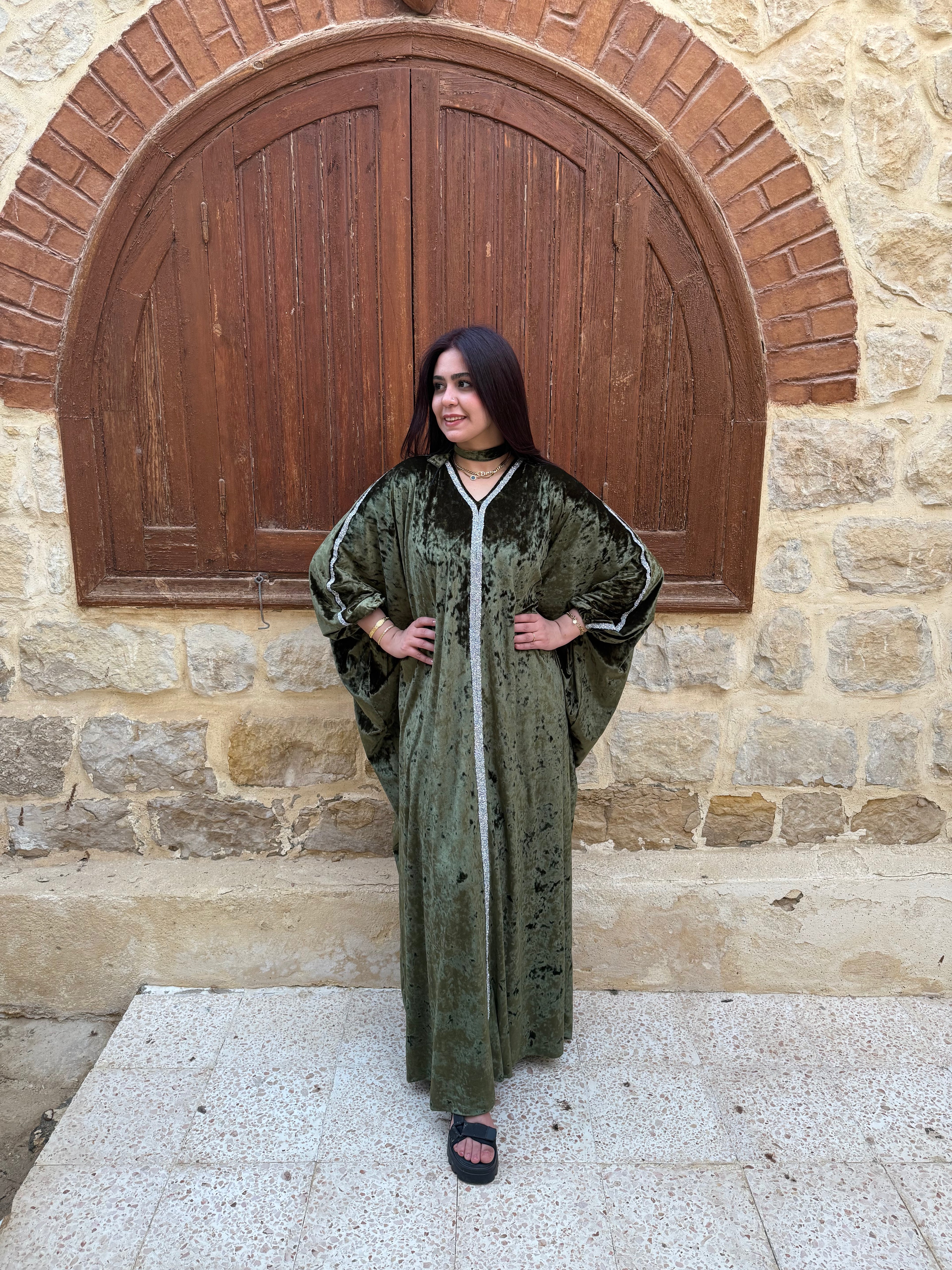 قفطان مخملي مجعد باللون الأخضر الزيتوني مع تطريز فضي