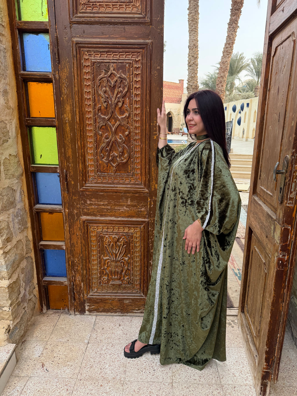 قفطان مخملي مجعد باللون الأخضر الزيتوني مع تطريز فضي