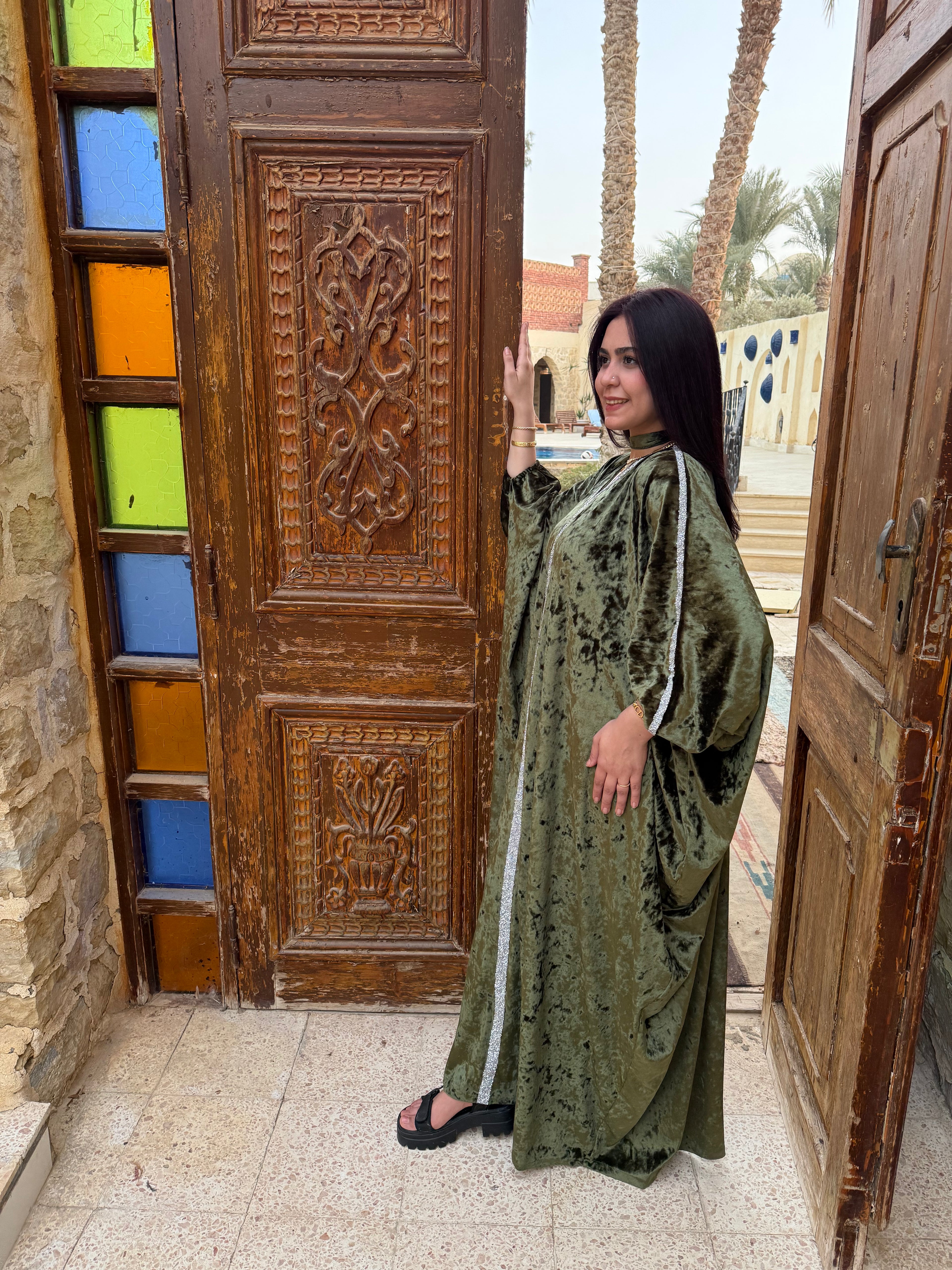 قفطان مخملي مجعد باللون الأخضر الزيتوني مع تطريز فضي
