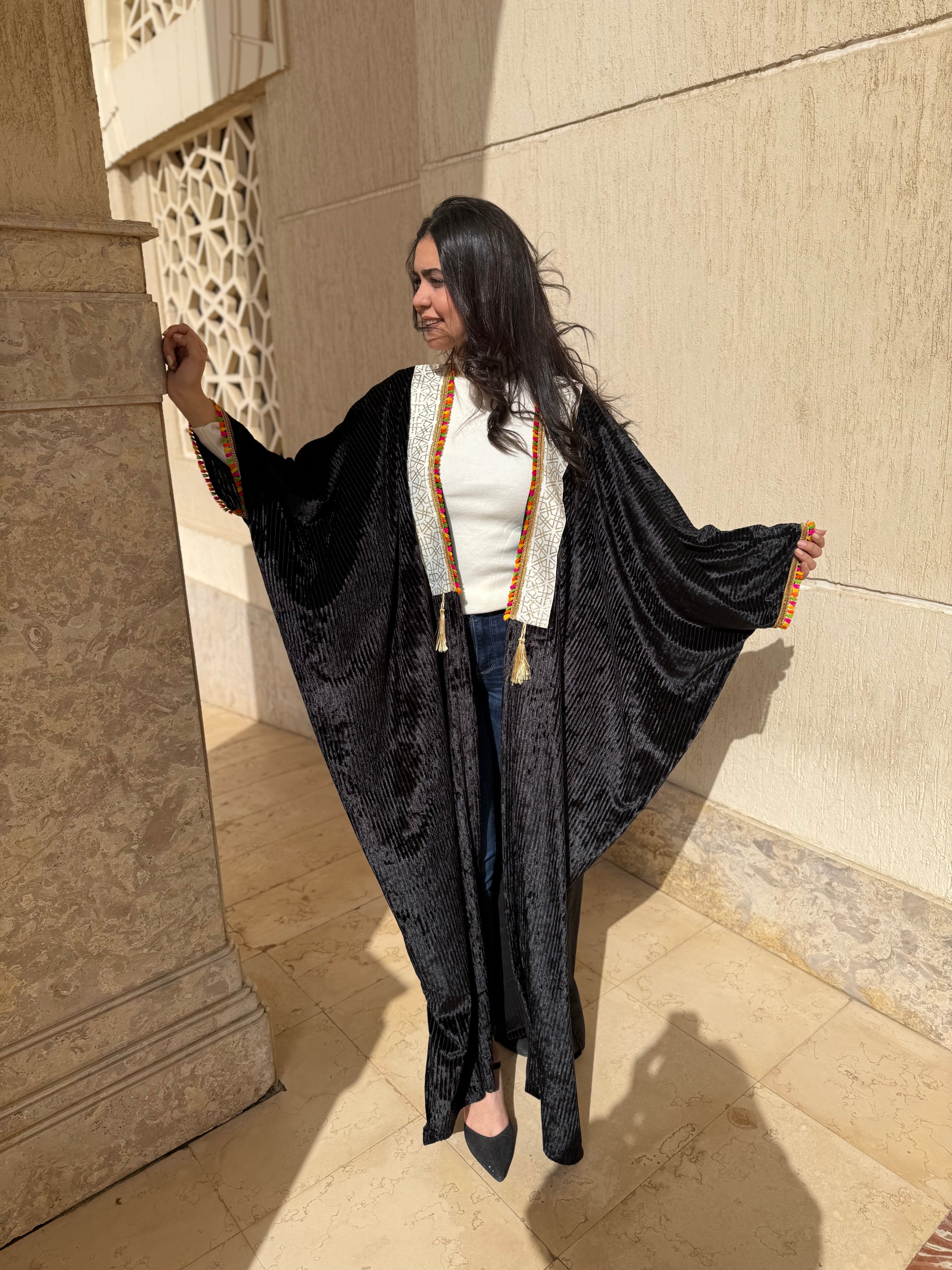 عباية قطيفة باللون  الأسود الفاخر بياقة بيضاء