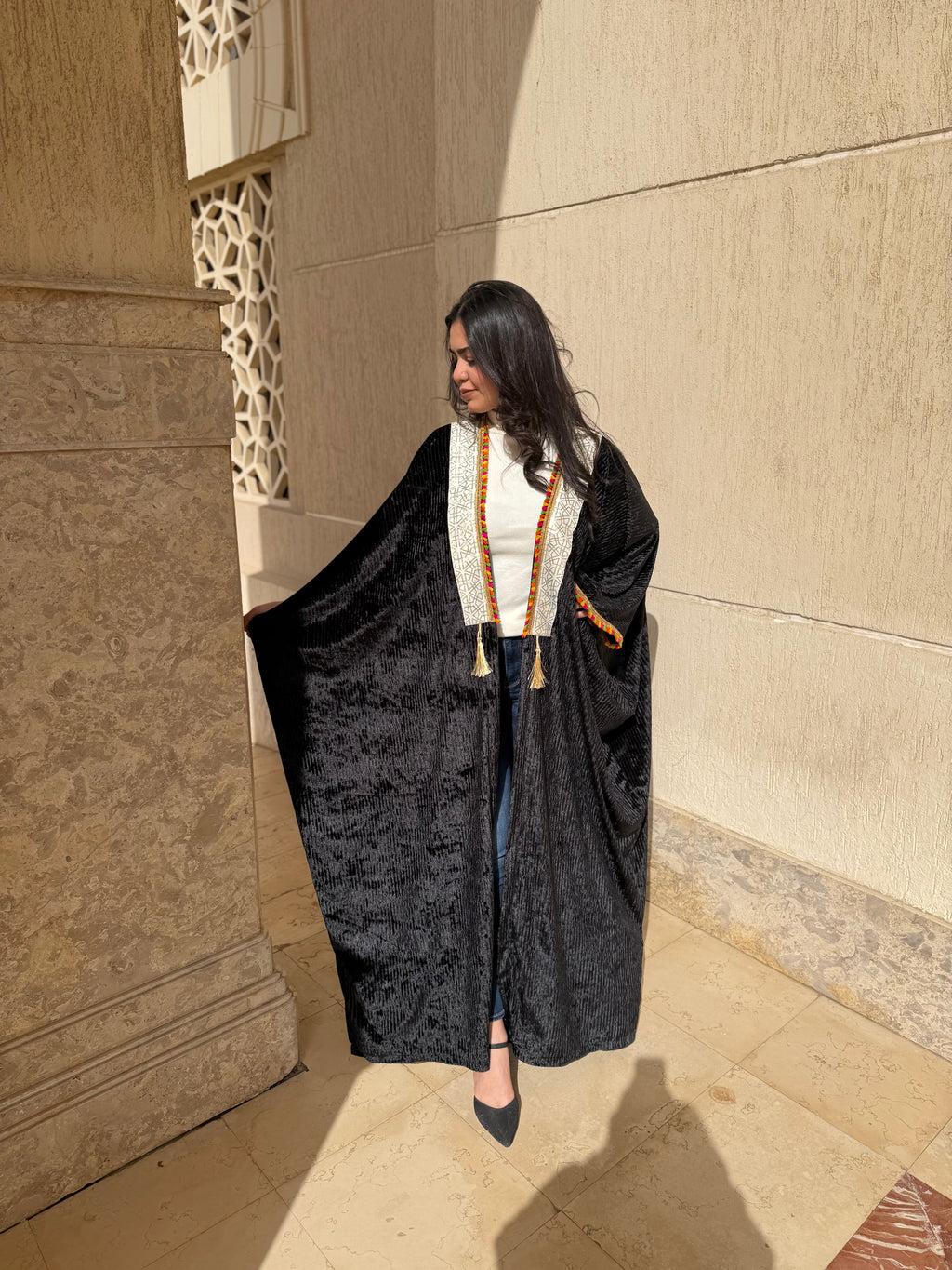 عباية قطيفة باللون  الأسود الفاخر بياقة بيضاء