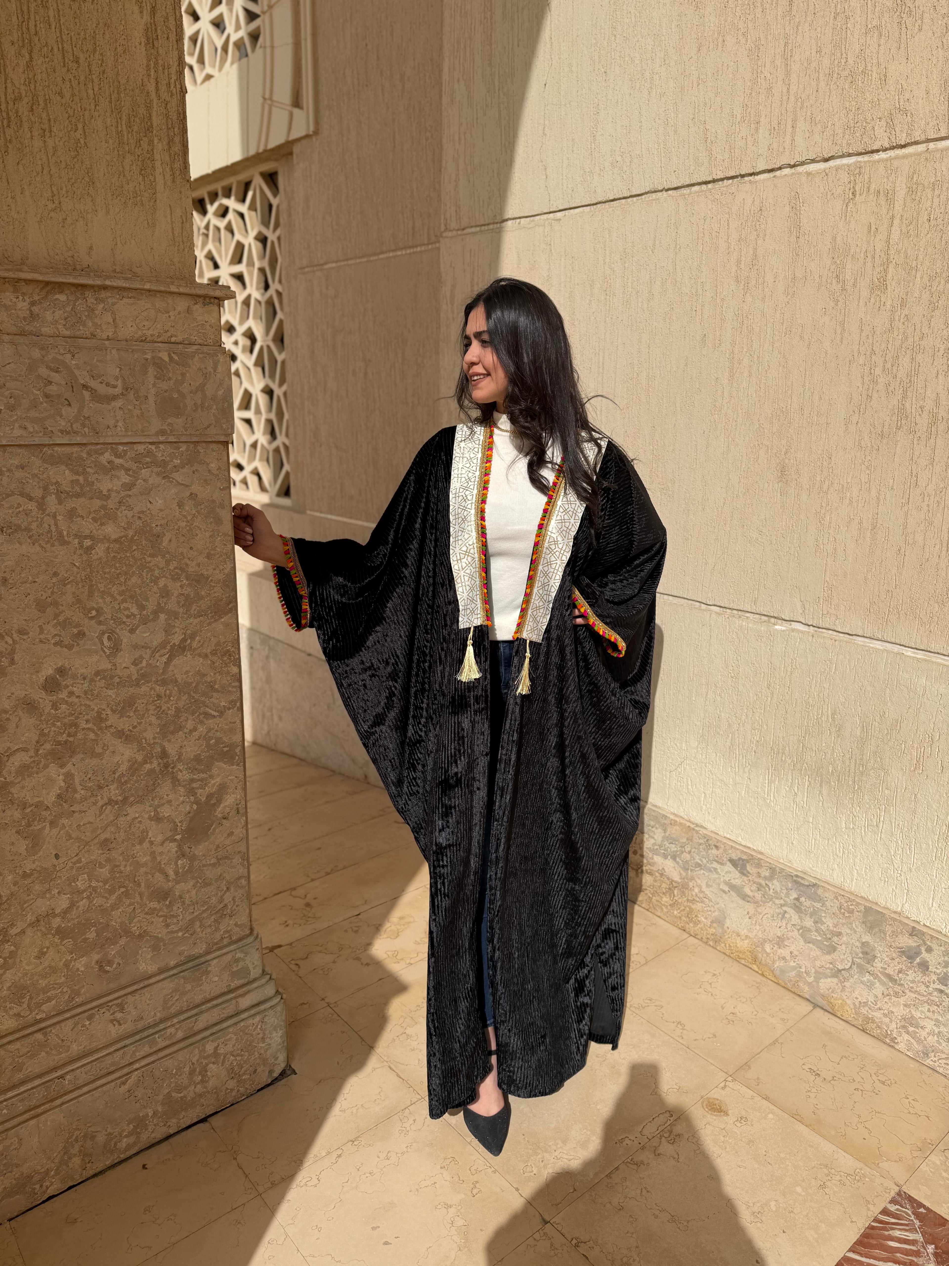 عباية قطيفة باللون  الأسود الفاخر بياقة بيضاء