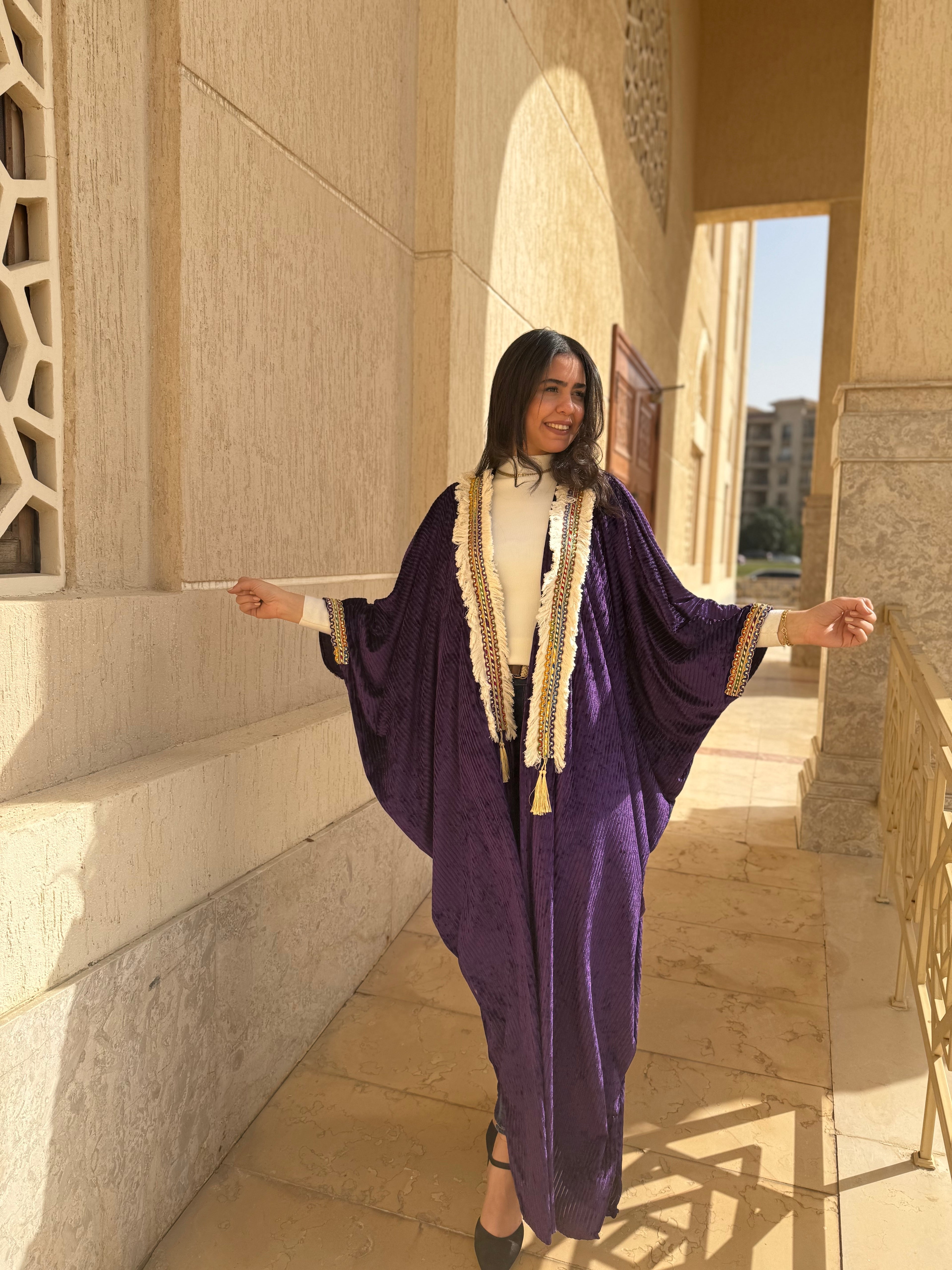 قفطان قطيفة بنفسجي بتطريز بوهيمي وشراشيب بيضاء