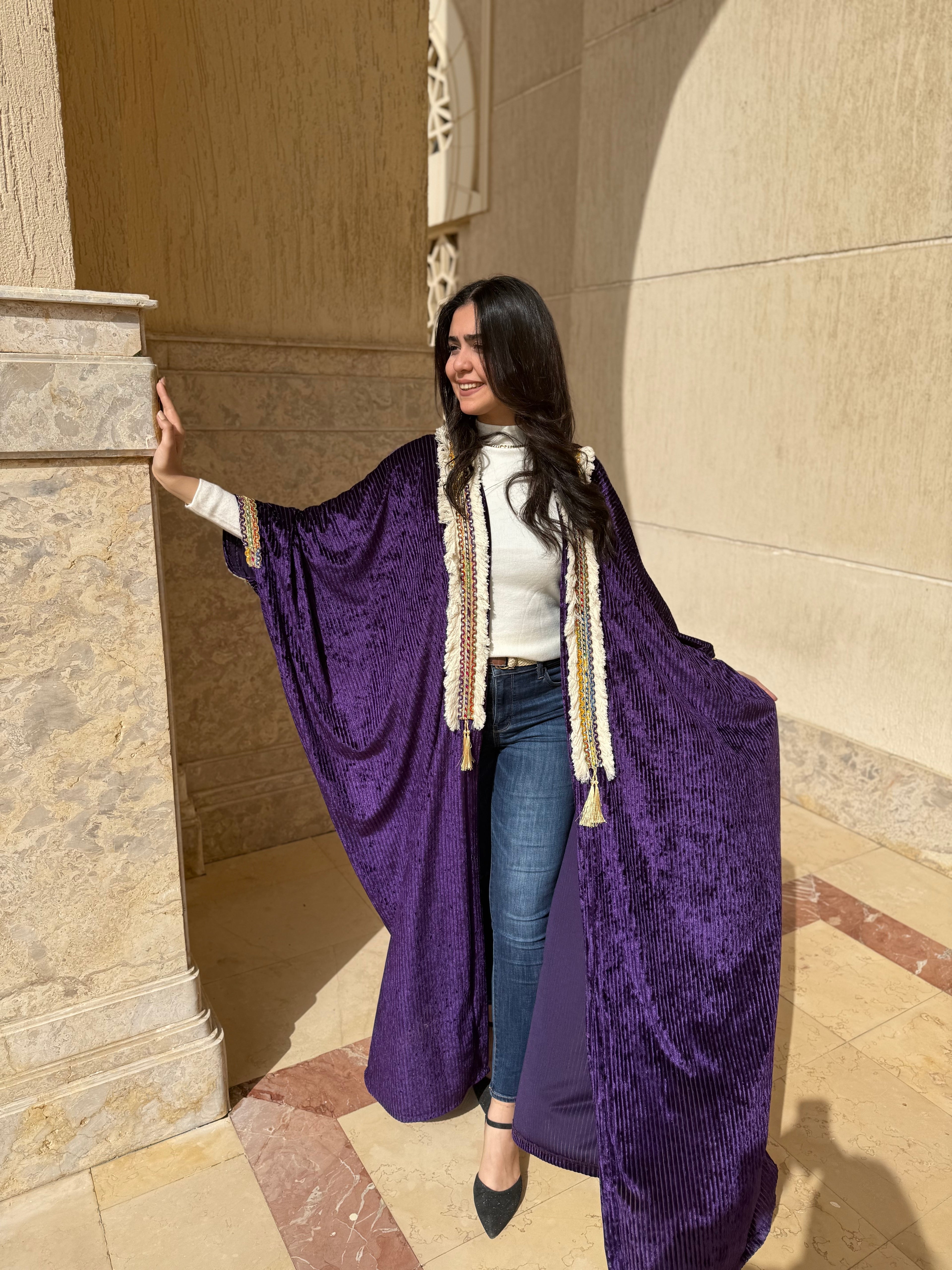 قفطان قطيفة بنفسجي بتطريز بوهيمي وشراشيب بيضاء