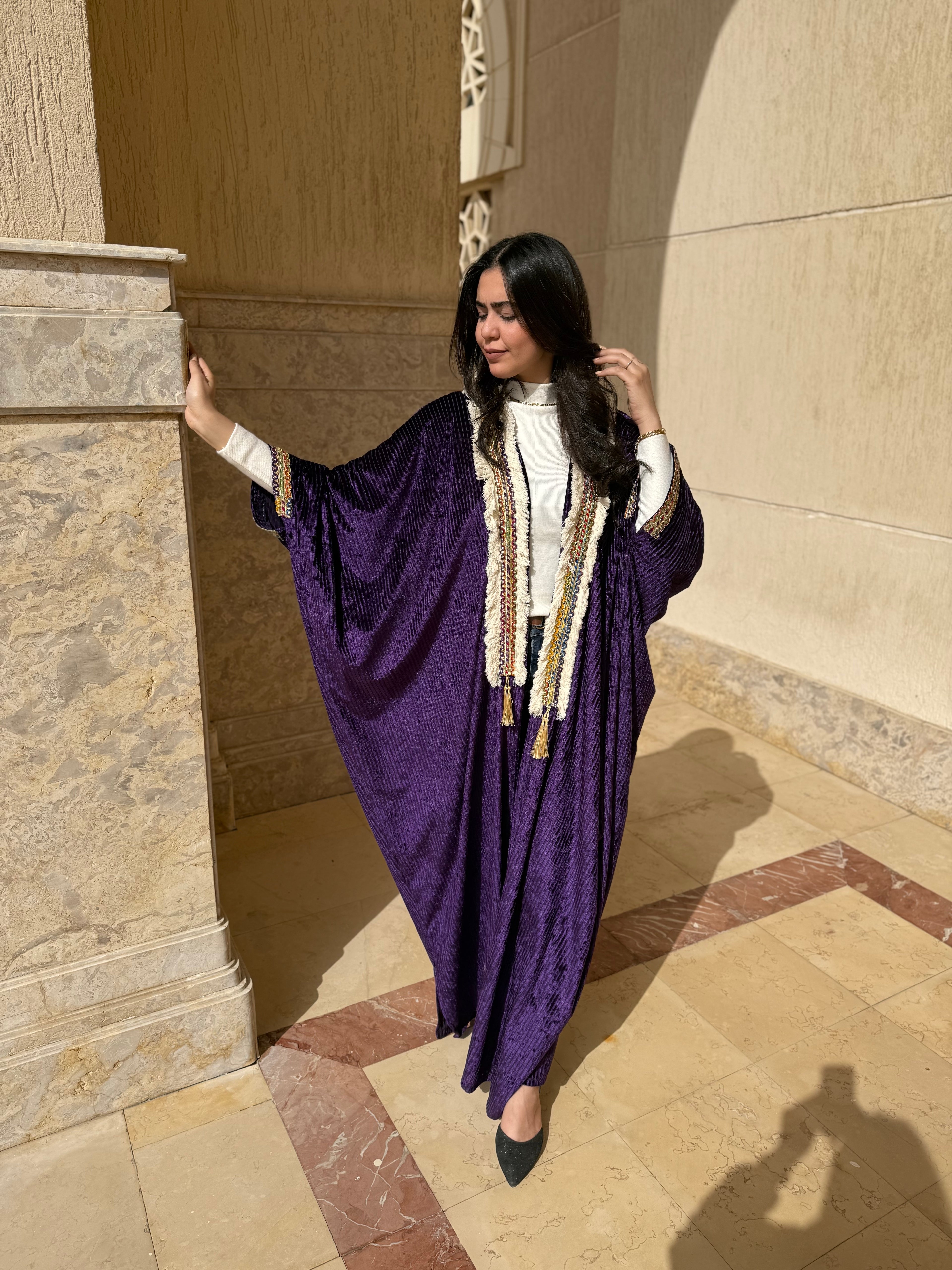 قفطان قطيفة بنفسجي بتطريز بوهيمي وشراشيب بيضاء