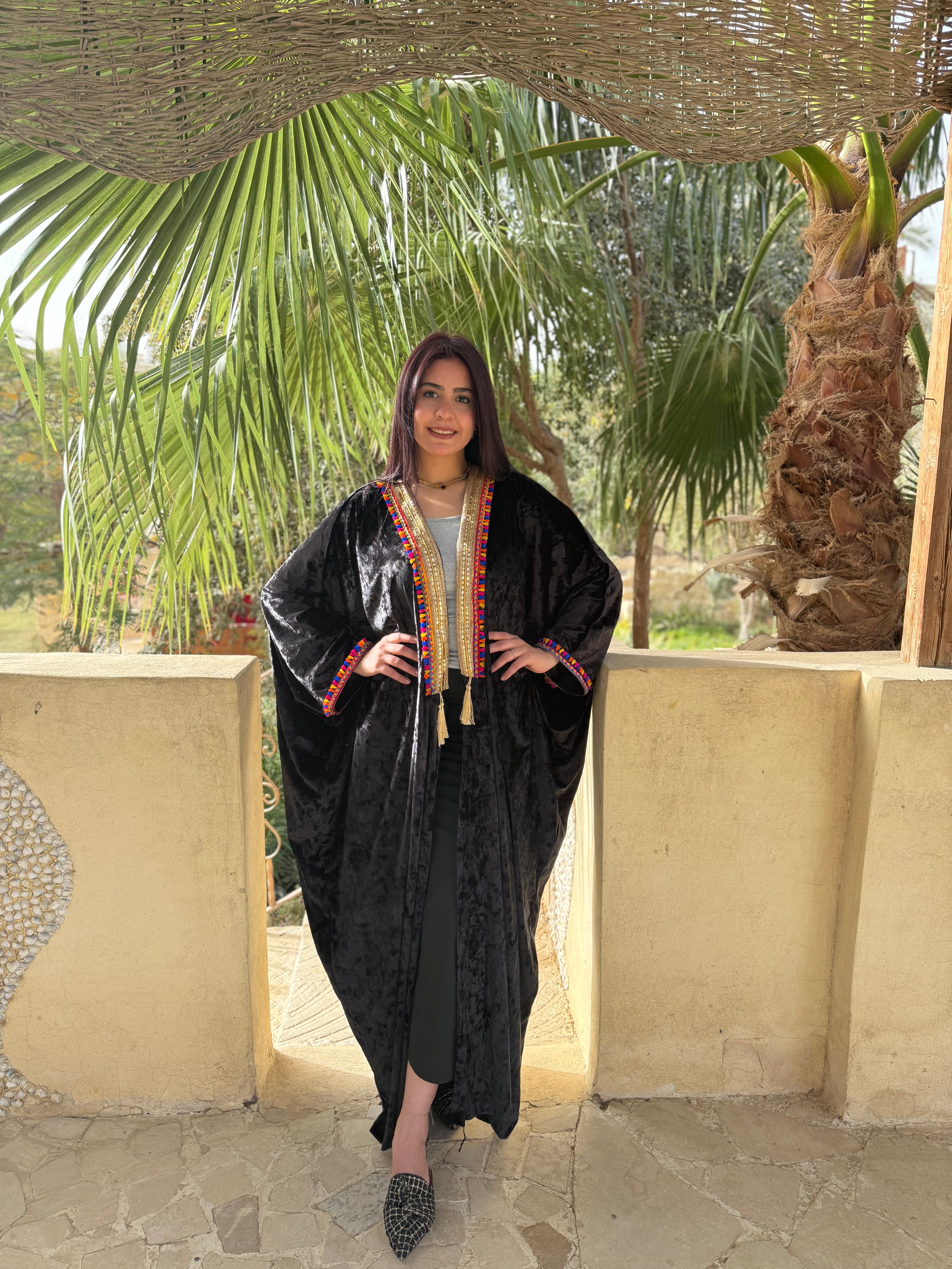 قفطان قطيفة أسود كلاسيكي بتطريز بوهيمي