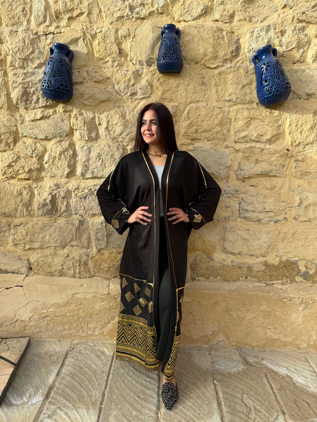 عباية "تراث" من الكتان الأسود بنقوش ذهبية