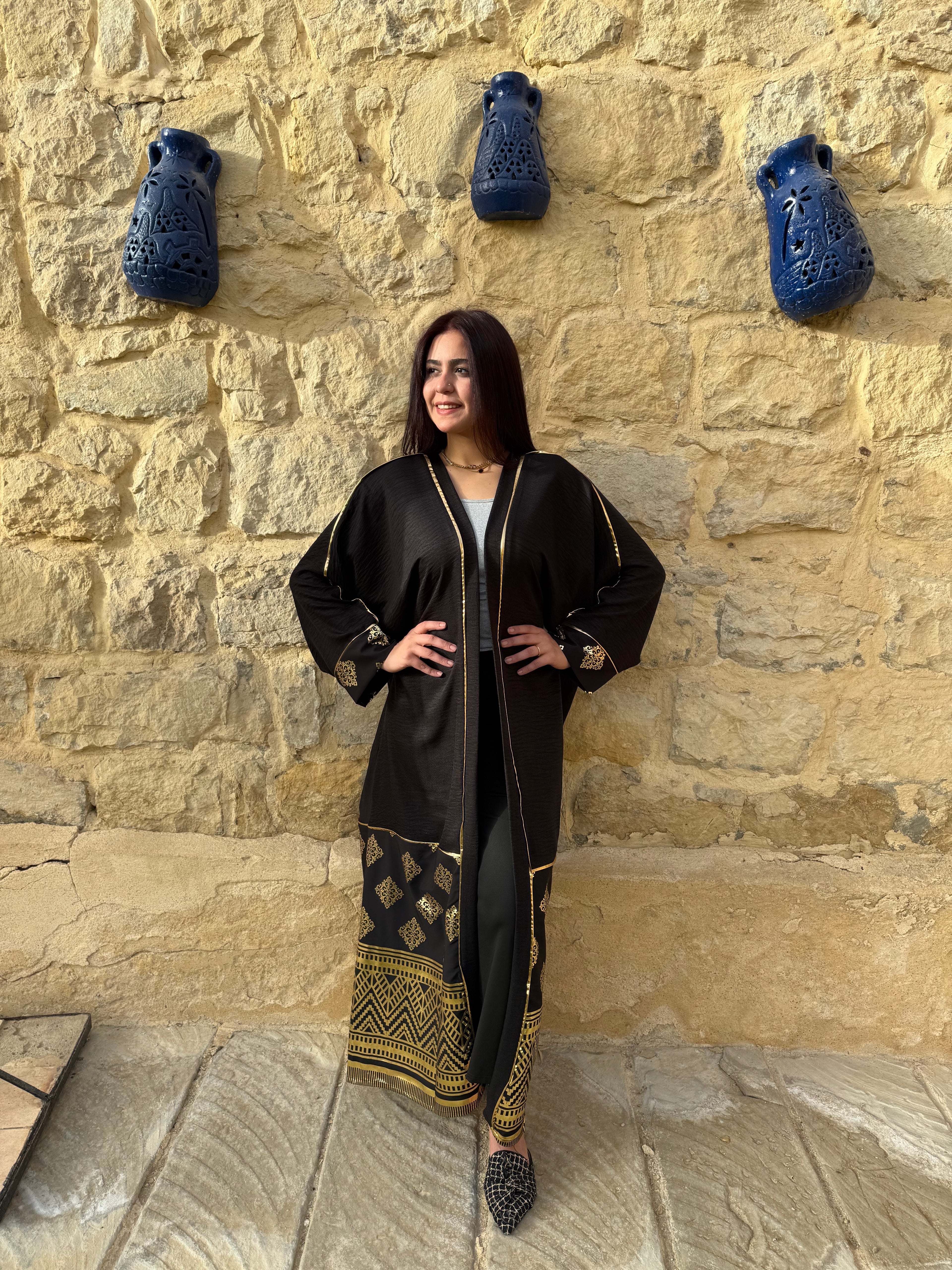عباية "تراث" من الكتان الأسود بنقوش ذهبية