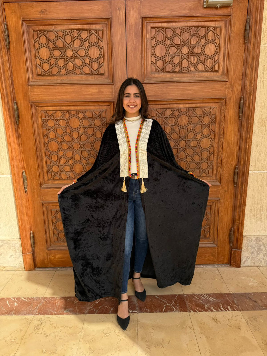 عباية قطيفة باللون  الأسود الفاخر بياقة بيضاء