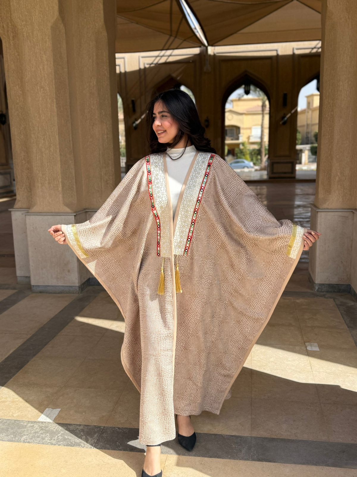 بشت/عباية "أصيلة" المنسوج باللون الرملي مع تطريز ملون