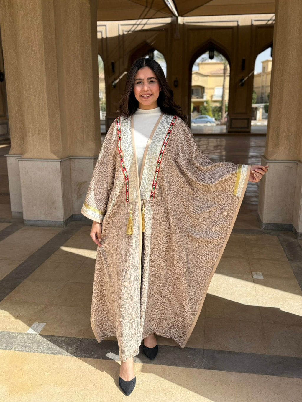 بشت/عباية "أصيلة" المنسوج باللون الرملي مع تطريز ملون