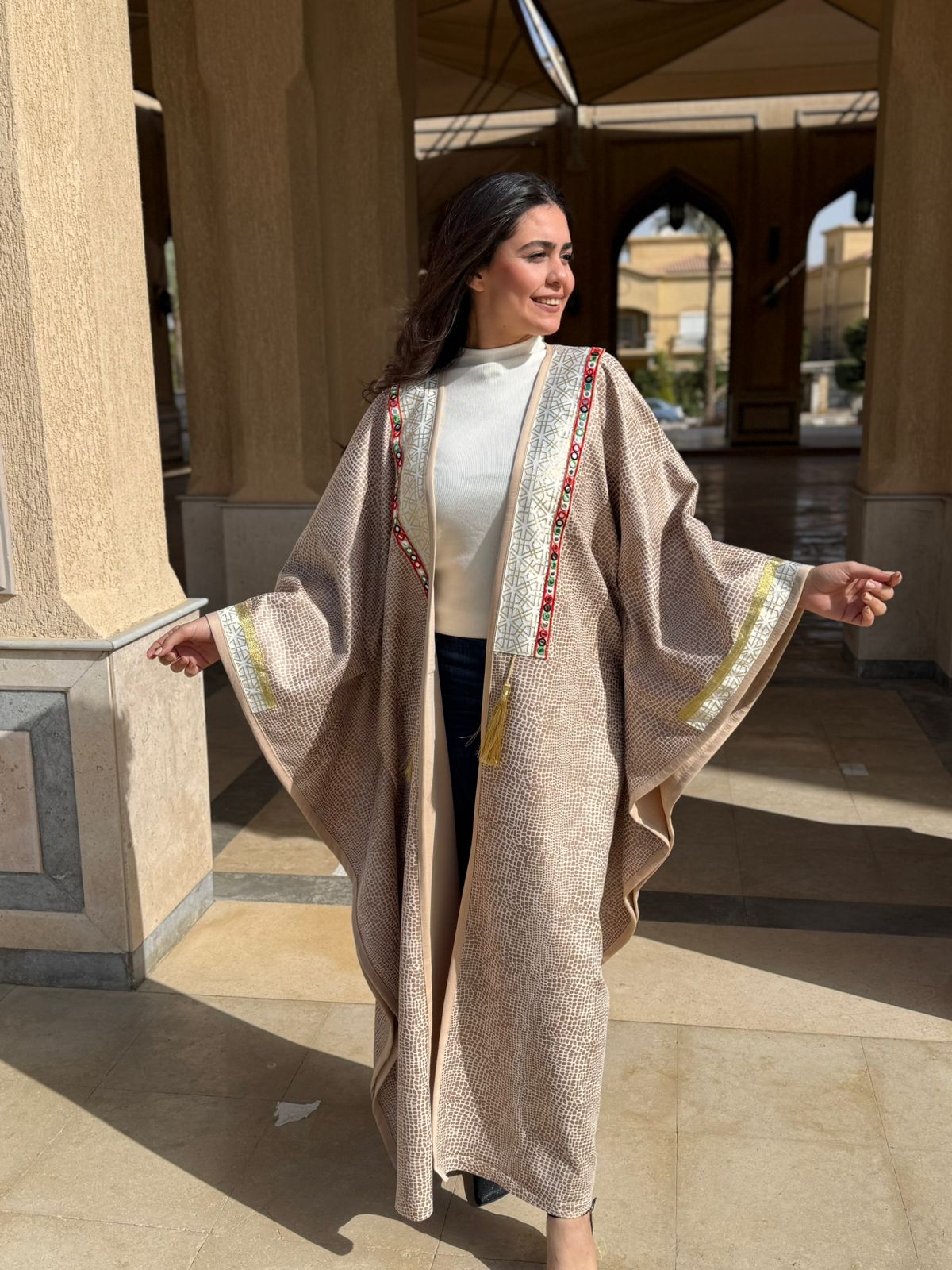 بشت/عباية "أصيلة" المنسوج باللون الرملي مع تطريز ملون