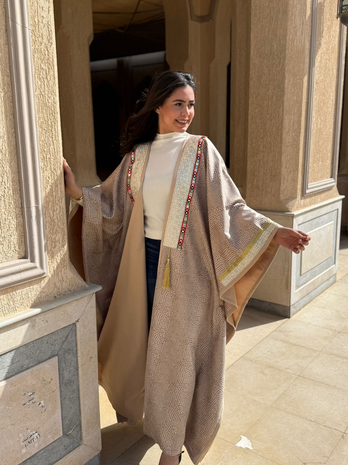 بشت/عباية "أصيلة" المنسوج باللون الرملي مع تطريز ملون