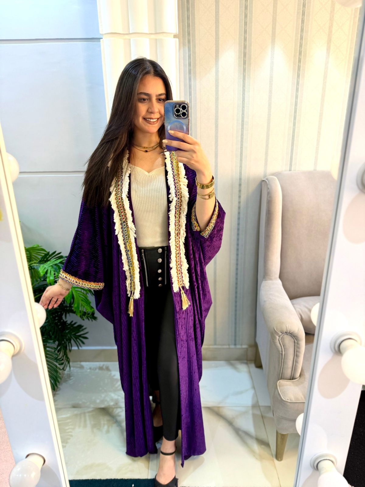 قفطان قطيفة بنفسجي بتطريز بوهيمي وشراشيب بيضاء