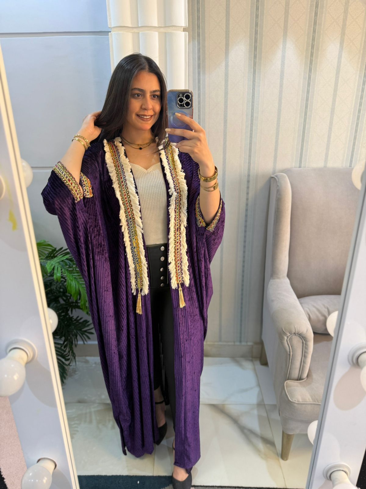 قفطان قطيفة بنفسجي بتطريز بوهيمي وشراشيب بيضاء