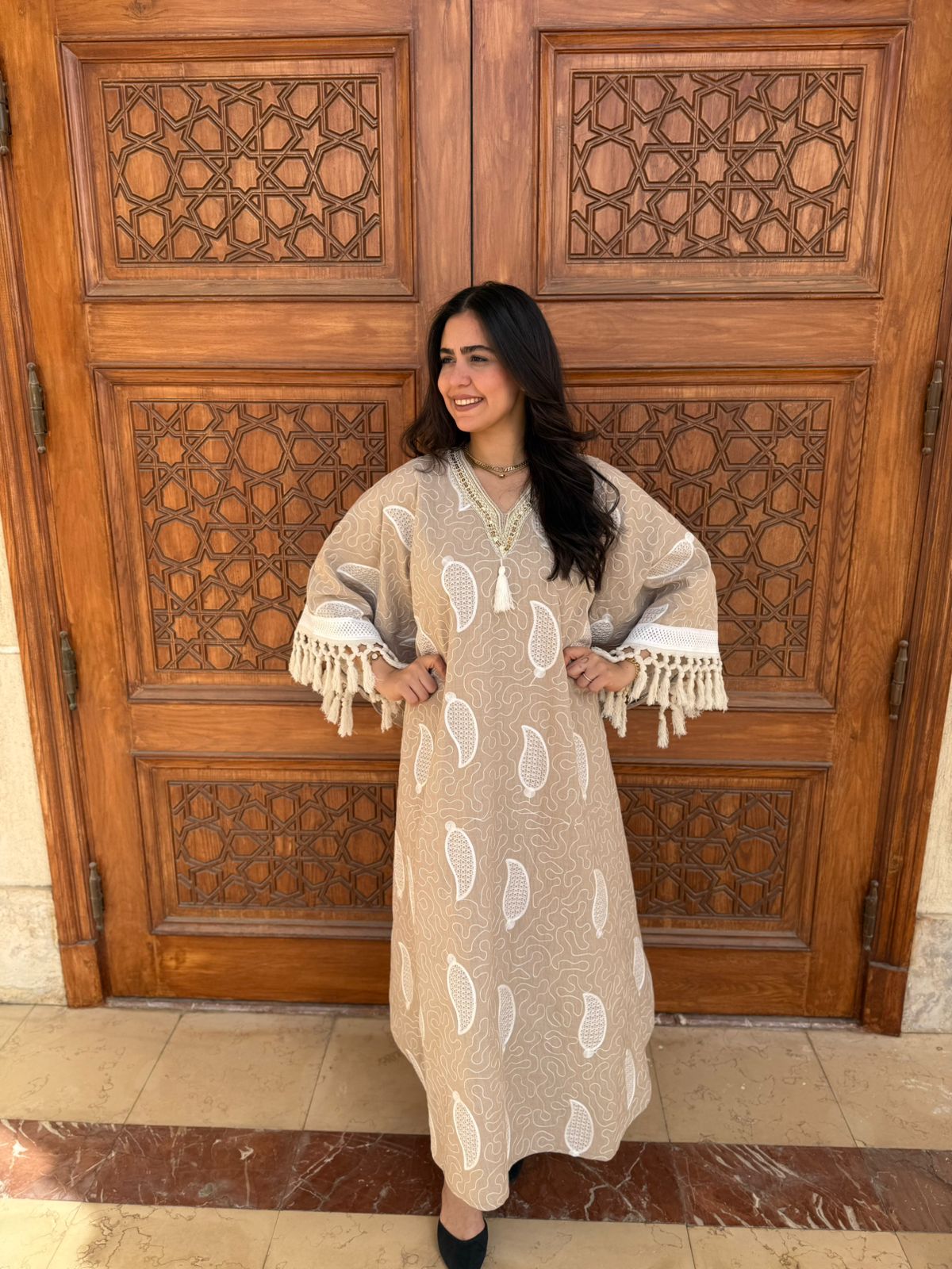 قفطان بوهيمي باللون الرملي مع تطريز أبيض وشراشيب عريضة