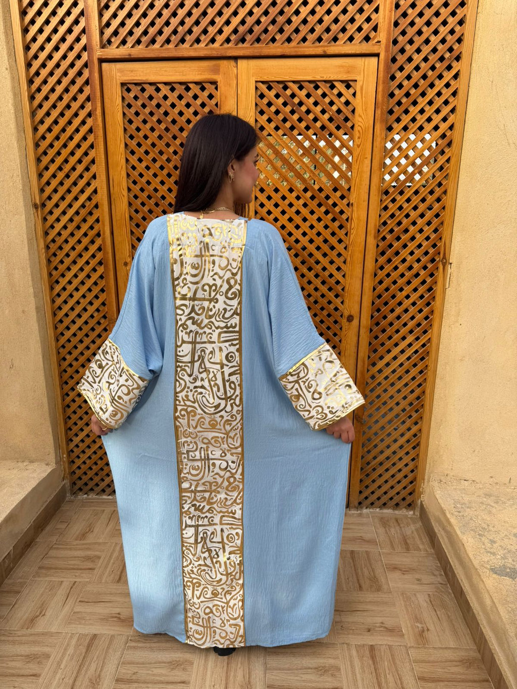 عباية "سماء" المفتوحة باللون الأزرق السماوي مع نقوش الخط العربي