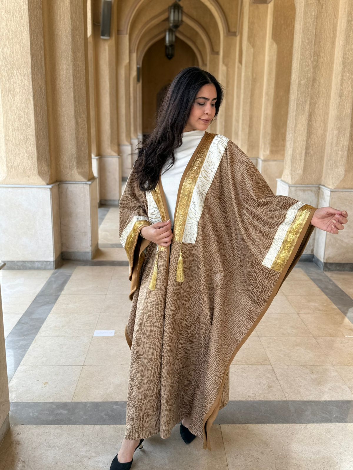 بشت/عباية "أصداء" الفاخرة باللون الرملي مع ياقة الخط العربي