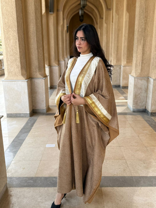 بشت/عباية "أصداء" الفاخرة باللون الرملي مع ياقة الخط العربي