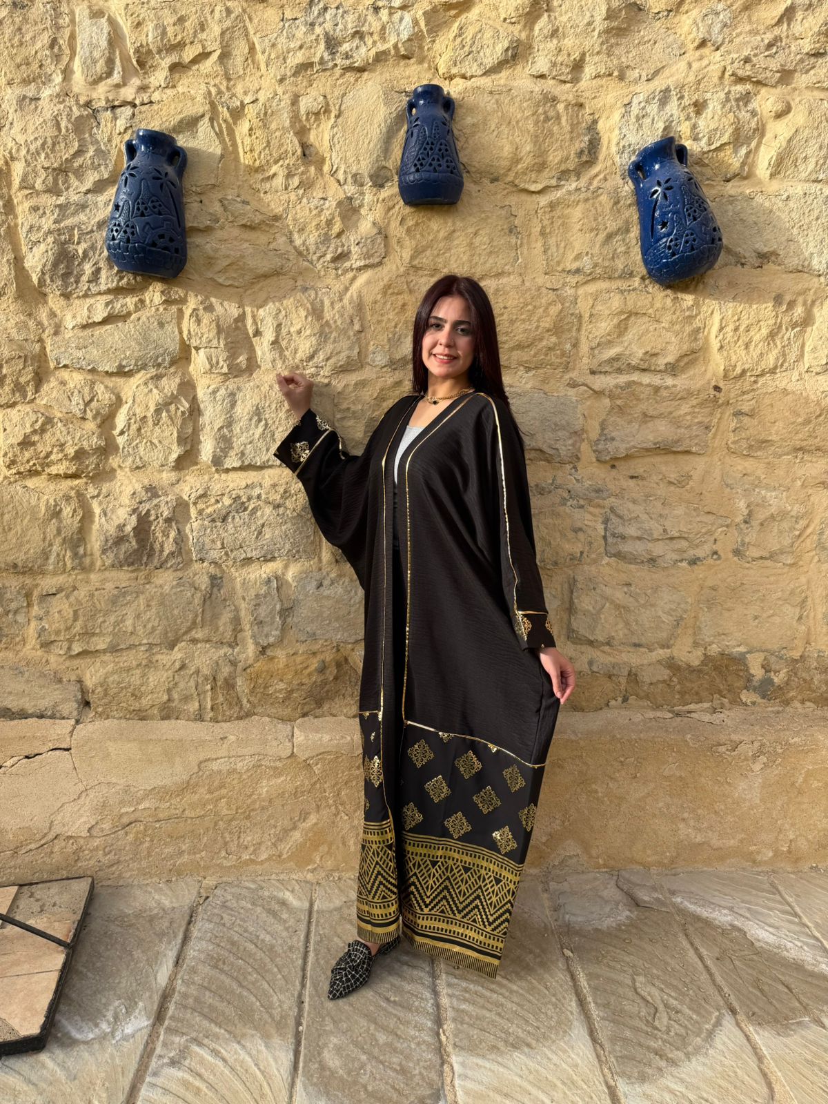عباية "تراث" من الكتان الأسود بنقوش ذهبية