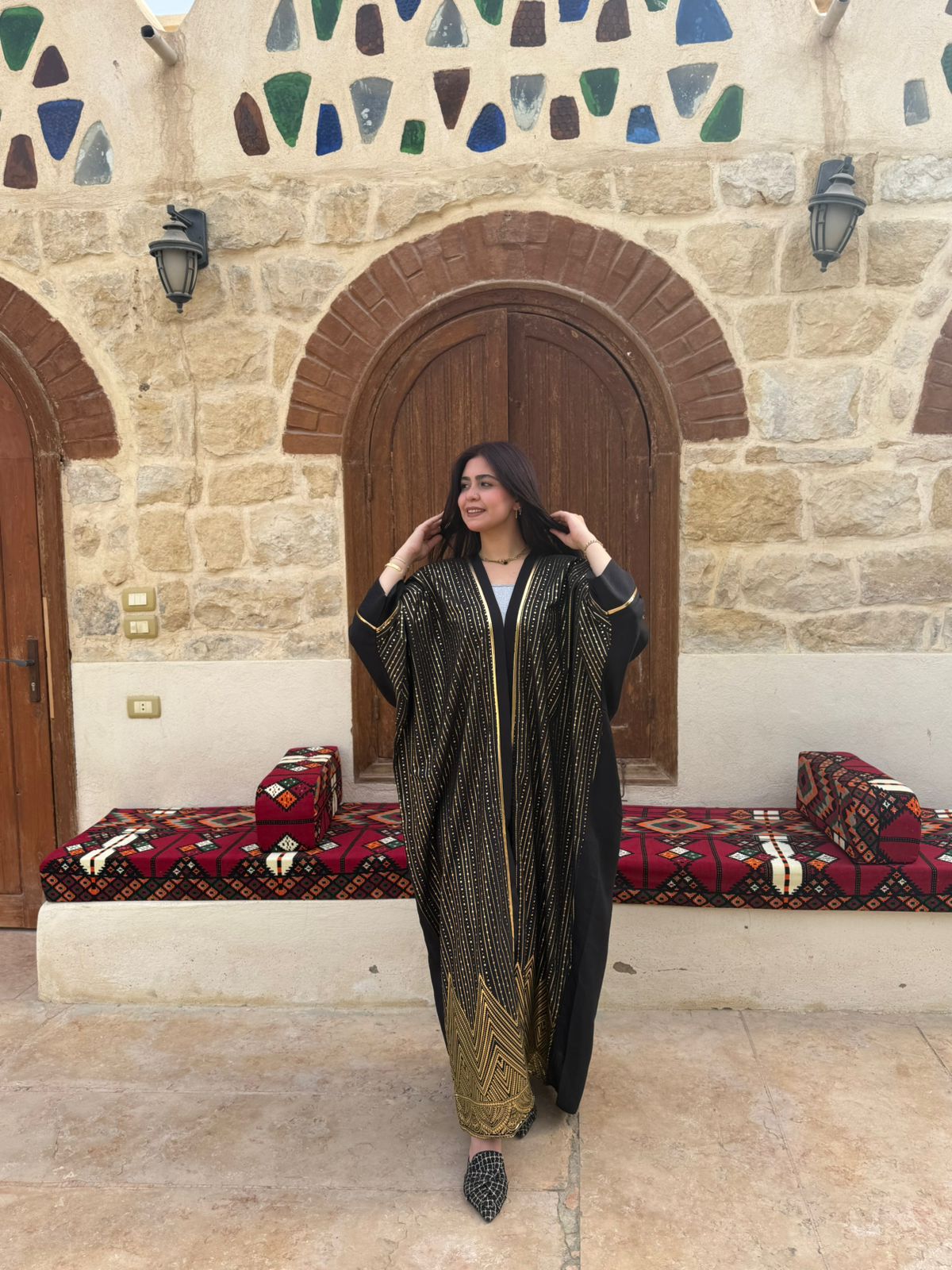 عباية "أصالة" من الكتان الأسود بتطريز ذهبي