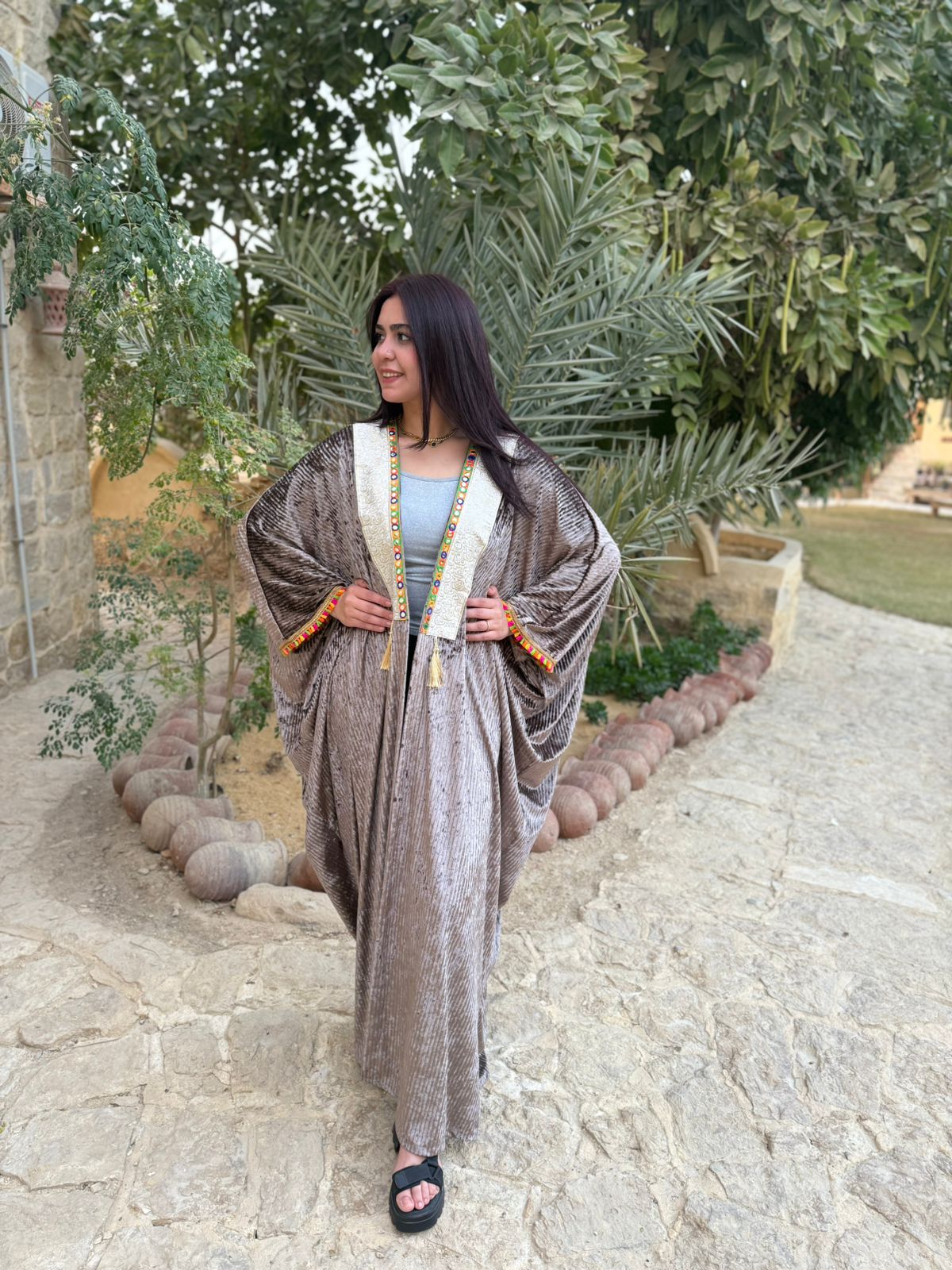 قفطان مخملي بوهيمي بلون الكافيه (Taupe) مع تطريز ملون