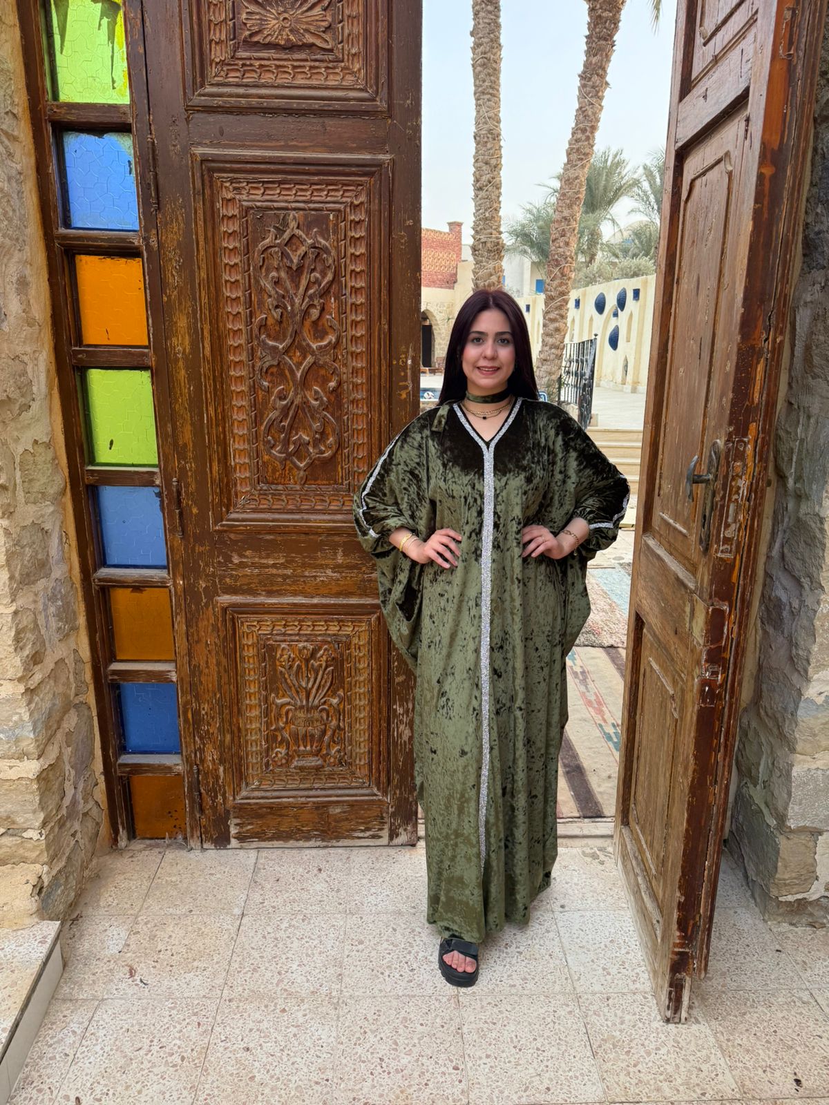 قفطان مخملي مجعد باللون الأخضر الزيتوني مع تطريز فضي