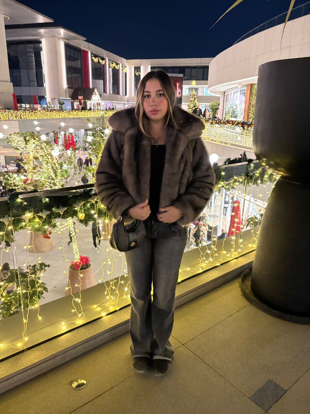 جاكيت فرو "جلامور" القصير بياقة عريضة فاخرة