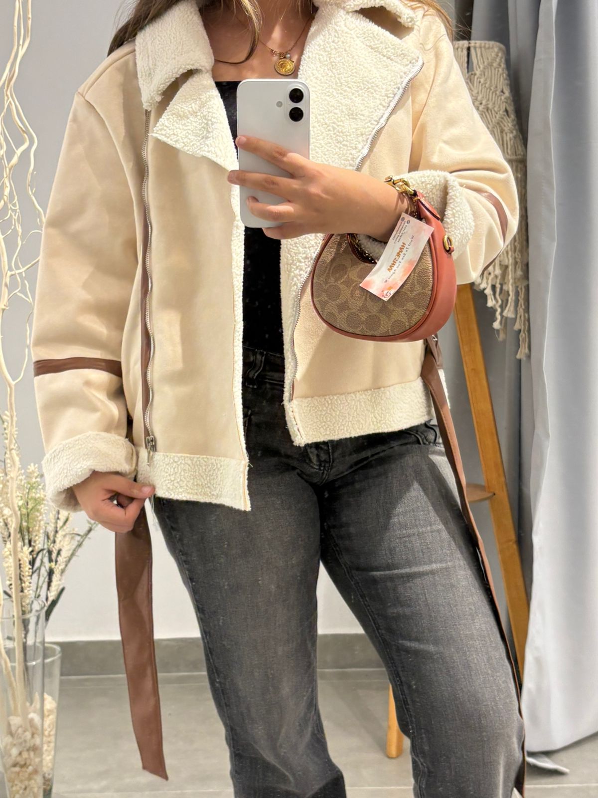 جاكيت "أفياتور" شتوي باللون البيج مزين بالفرو وتفاصيل من الجلد