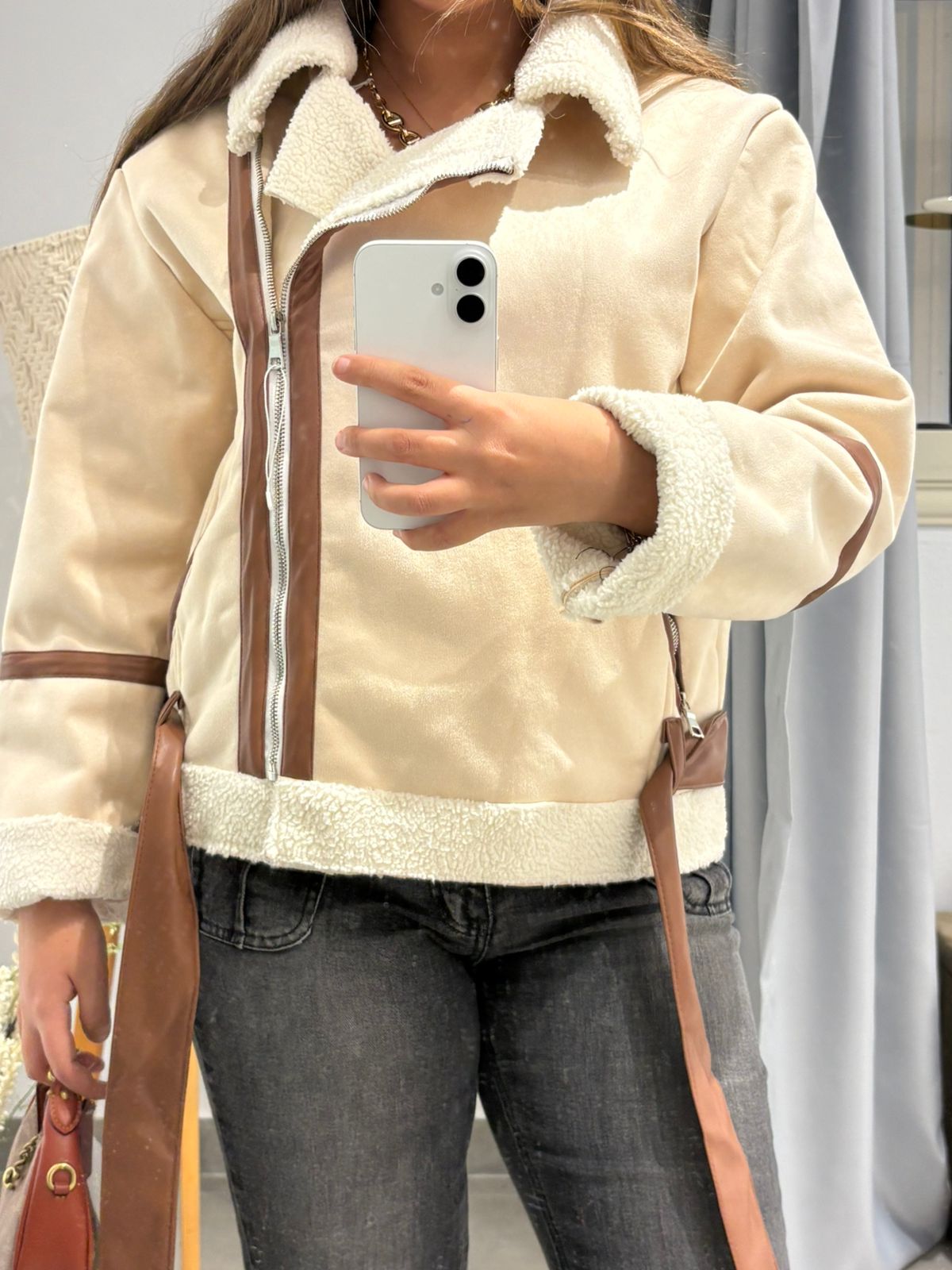 جاكيت "أفياتور" شتوي باللون البيج مزين بالفرو وتفاصيل من الجلد