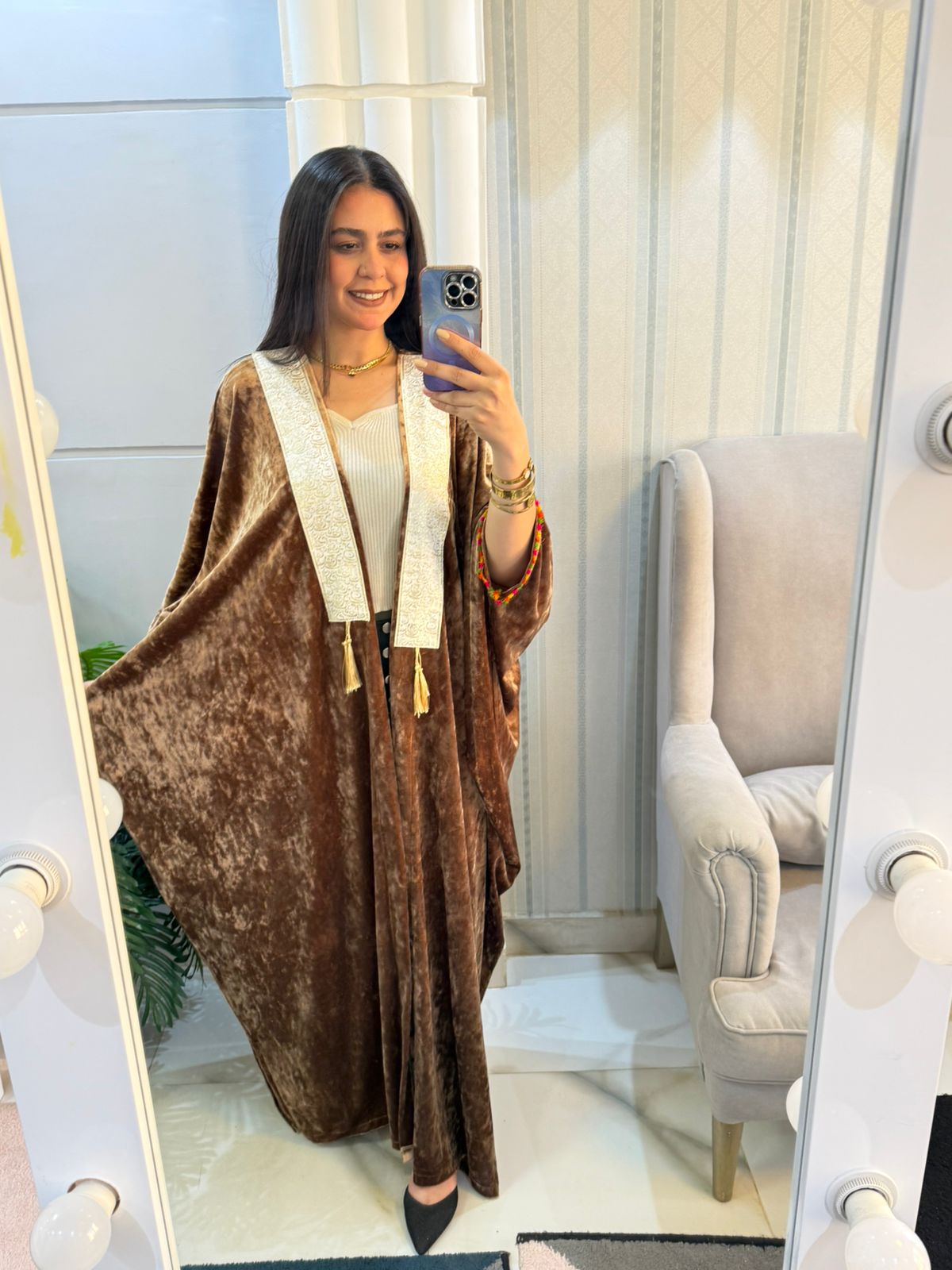 بشت/قفطان مخملي باللون النحاسي الدافئ بياقة بيضاء ولمسات بوهيمية