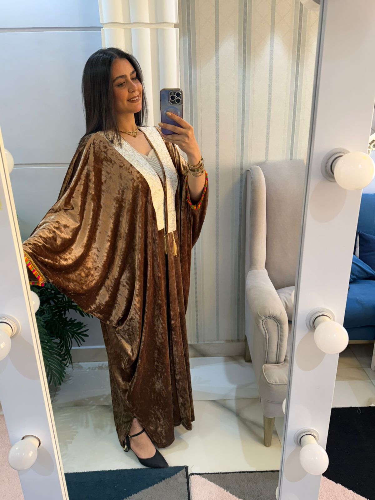 بشت/قفطان مخملي باللون النحاسي الدافئ بياقة بيضاء ولمسات بوهيمية