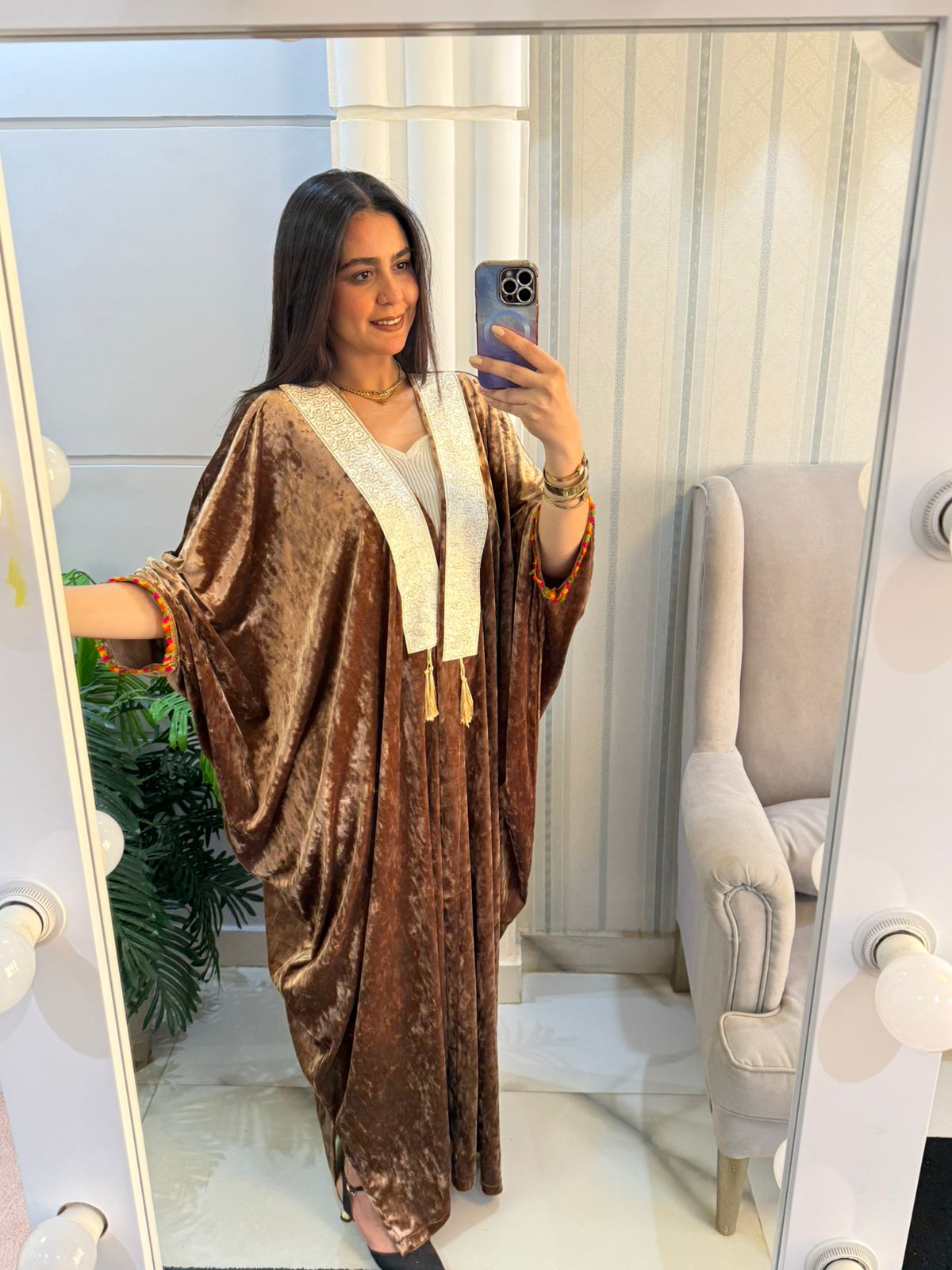 بشت/قفطان مخملي باللون النحاسي الدافئ بياقة بيضاء ولمسات بوهيمية