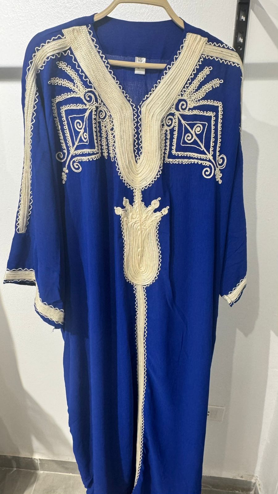 عباية "مراكش" من الكتان الأزرق الملكي بتطريز مغربي