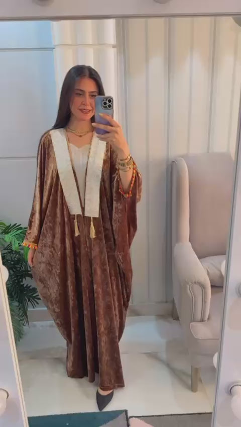 بشت/قفطان مخملي باللون النحاسي الدافئ بياقة بيضاء ولمسات بوهيمية